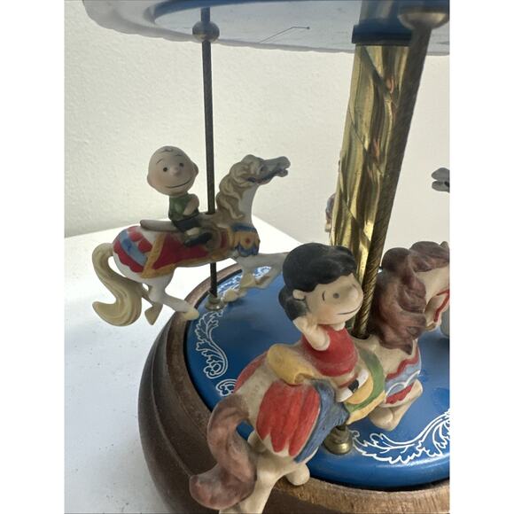 Peanuts / Snoopy Willitts #8113 Music Box: Merry Go Round Plays " Tales From .. - Picture 2 of 10